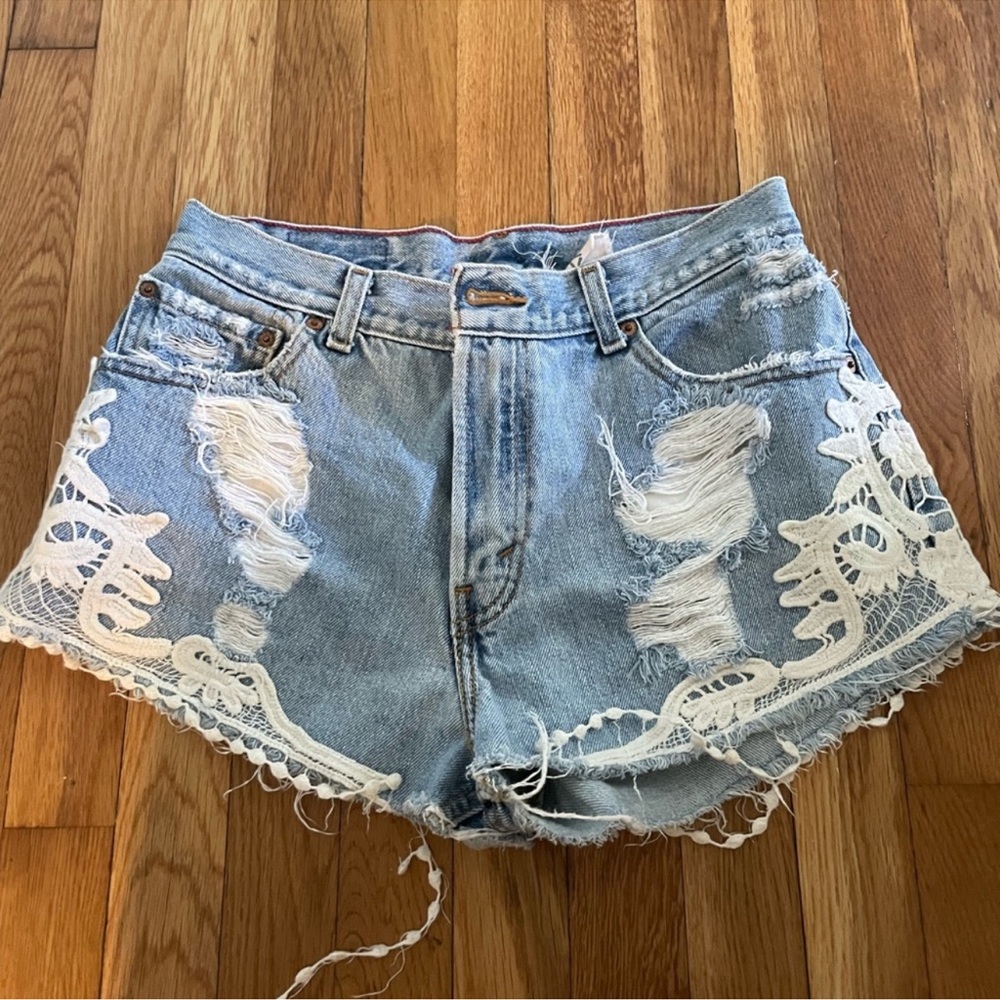 Furst of a kind | Levi Vintage embroidered crochet distressed denim shorts 💖